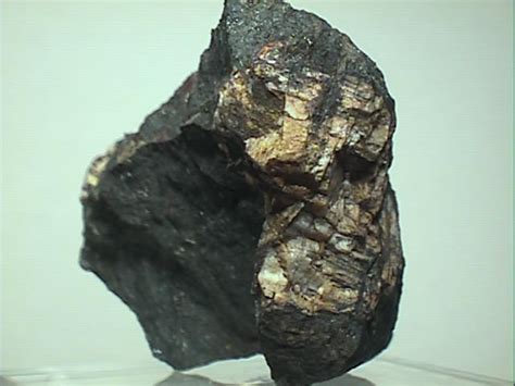 Euxenite - A Powerful Rare Earth Magnet and Crucial Component in Modern Technology?